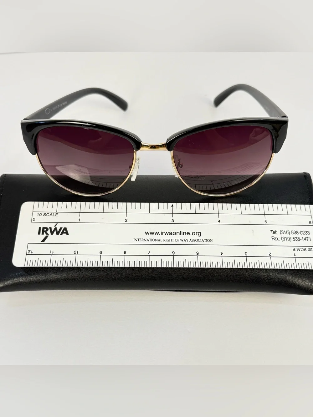 Oscar de la Renta frames are